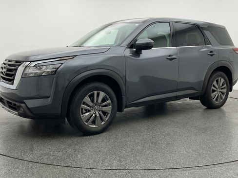 Used 2025 Nissan Pathfinder SV image 3