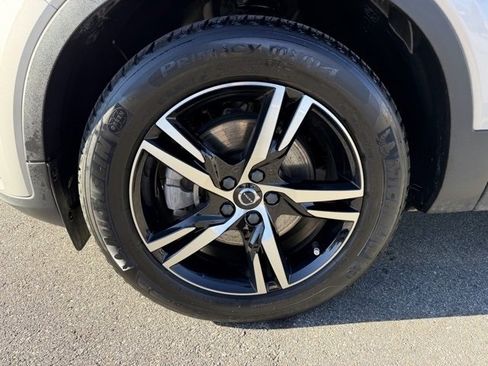 Used 2023 Volvo XC40 B5 Plus image 11