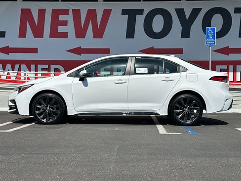 New 2026 Toyota Corolla SE FWD image 2