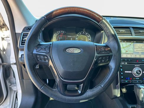 Used 2018 Ford Explorer Platinum image 26