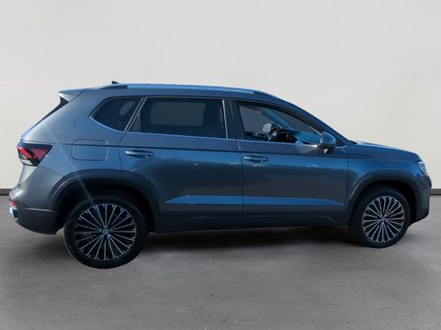 Certified 2025 Volkswagen Taos SE w/ Panoramic Sunroof Package image 6