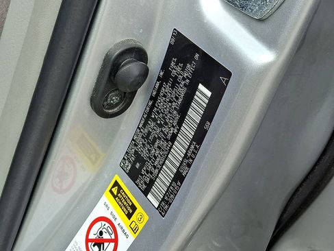 Used 2013 Toyota Highlander Plus w/ Cold Weather Pkg image 28