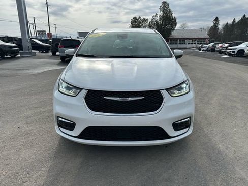 Used 2023 Chrysler Pacifica Touring-L image 8