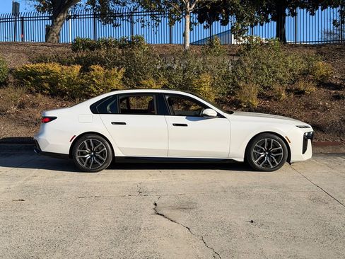 Used 2023 BMW 760i xDrive image 2