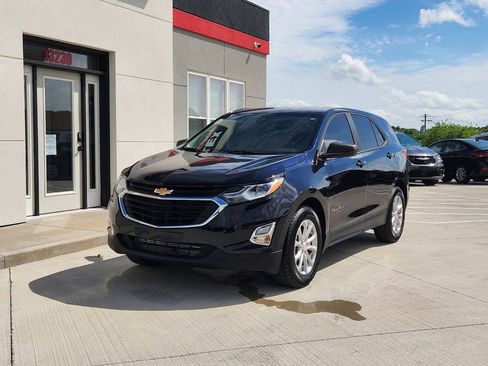Used 2020 Chevrolet Equinox LS w/ LS Convenience Package FWD image 2