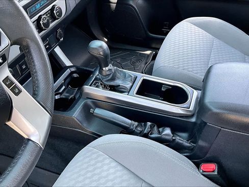 Used 2022 Toyota Tacoma SR5 RWD image 16