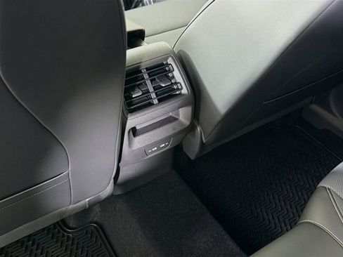 Used 2025 Volkswagen Tiguan SE FWD image 24