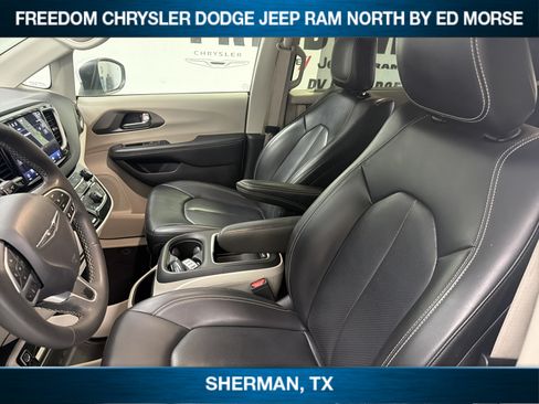 Used 2023 Chrysler Pacifica Touring-L FWD image 7