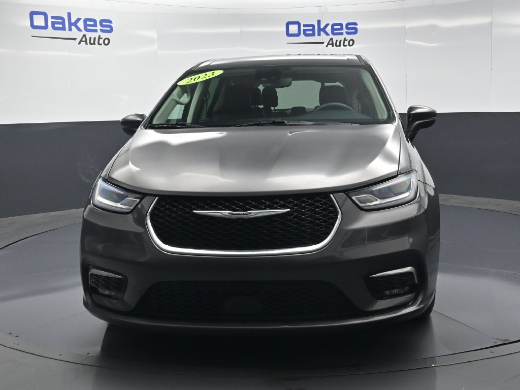 Used 2023 Chrysler Pacifica Touring-L FWD image 2