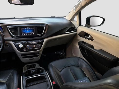 Used 2018 Chrysler Pacifica Touring-L image 25