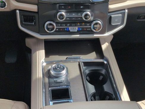 Used 2024 Ford Expedition Limited image 21