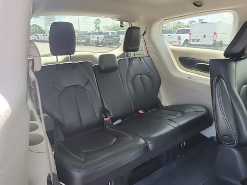 Used 2023 Chrysler Pacifica Touring-L FWD image 40