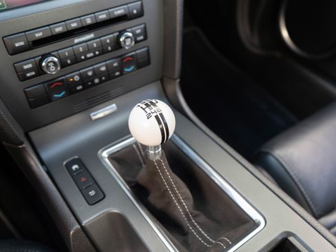 Used 2010 Ford Mustang Shelby GT500 RWD image 19