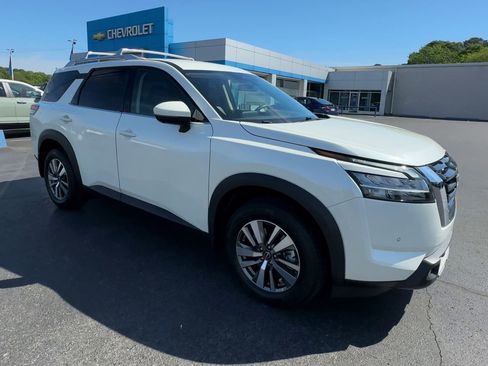 Used 2023 Nissan Pathfinder SL AWD/4WD image 2