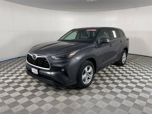 Used 2023 Toyota Highlander LE FWD image 1