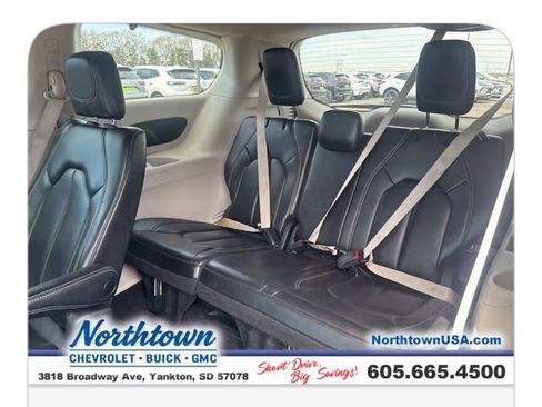 Used 2023 Chrysler Pacifica Touring-L image 16