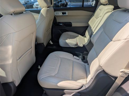 Used 2021 Ford Explorer Platinum w/ Equipment Group 601A AWD/4WD image 17