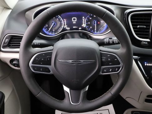 Used 2024 Chrysler Pacifica Touring-L image 25