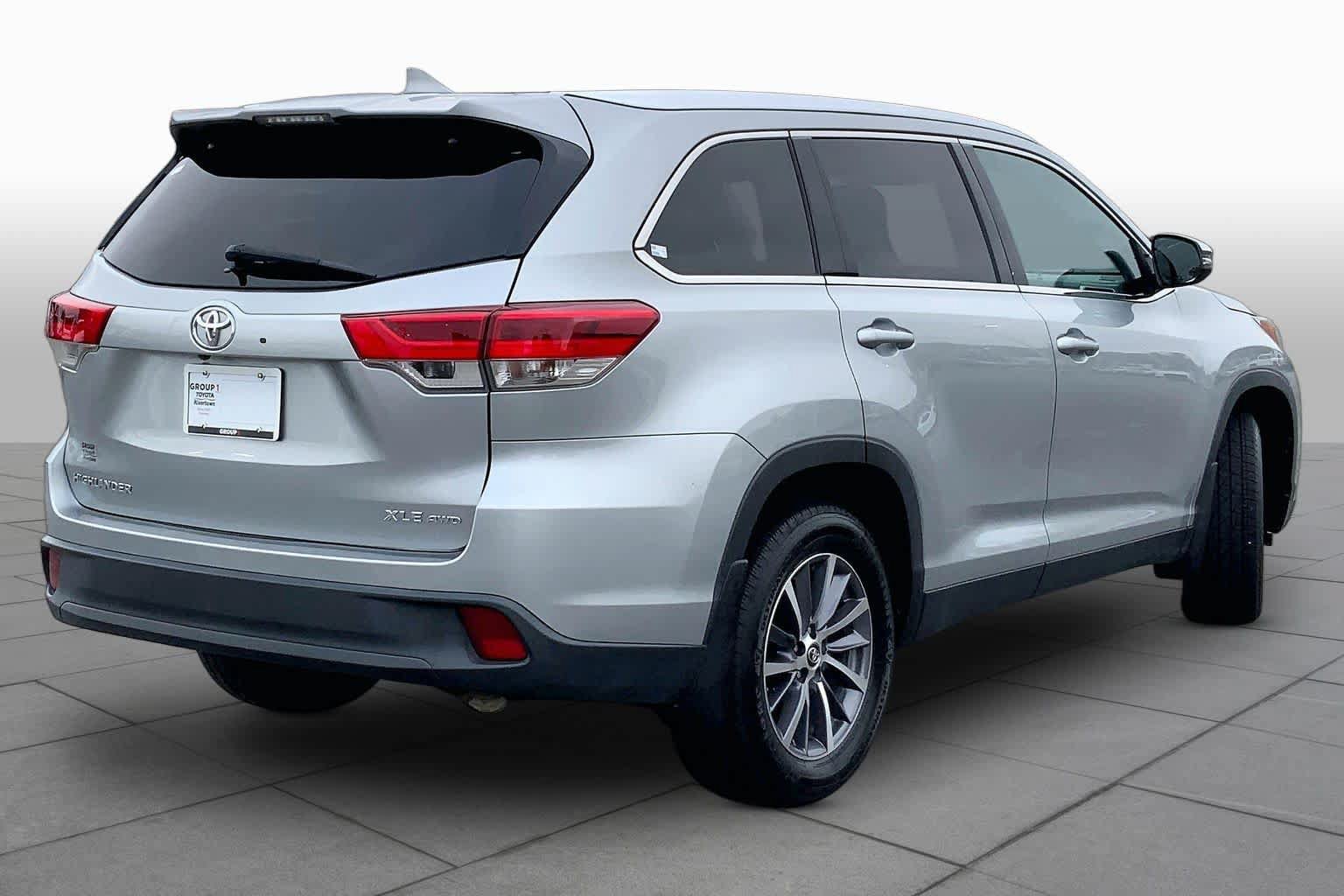 Used 2019 Toyota Highlander XLE AWD/4WD image 12