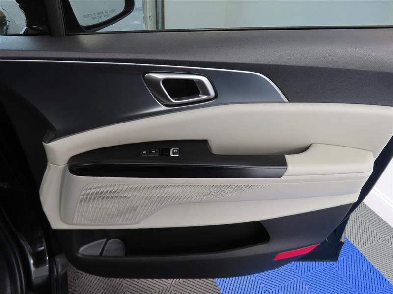 Used 2023 Kia Carnival LX FWD image 34