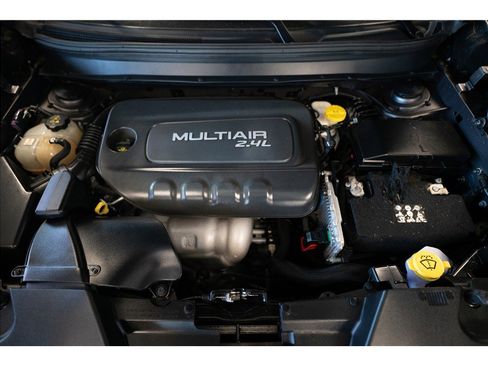 Used 2018 Jeep Cherokee Latitude w/ Altitude Package AWD/4WD image 10