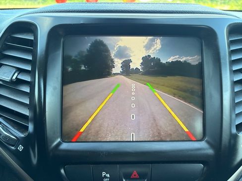 Used 2016 Jeep Cherokee Latitude w/ Safety/Convenience Group FWD image 17