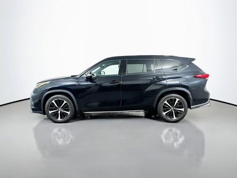 Used 2022 Toyota Highlander XSE AWD/4WD image 3
