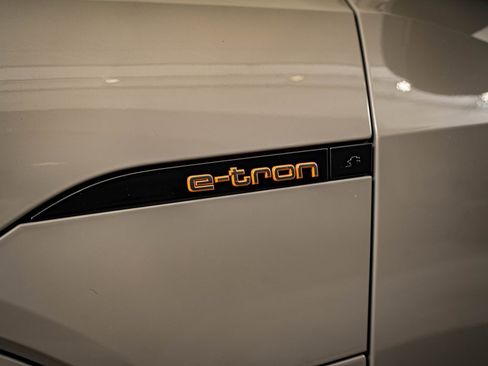 Used 2021 Audi e-tron Premium w/ Convenience Plus Package image 17