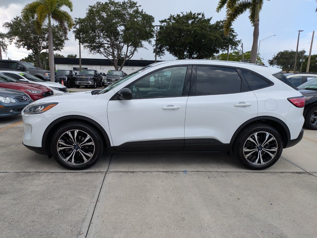 Certified 2022 Ford Escape SE w/ SE Sport Appearance Package FWD image 9
