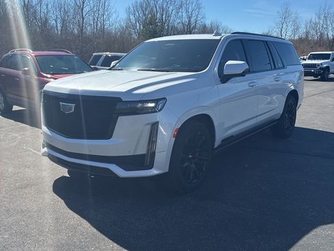 Used 2024 Cadillac Escalade ESV Sport Platinum w/ LPO, ONYX Package image 3