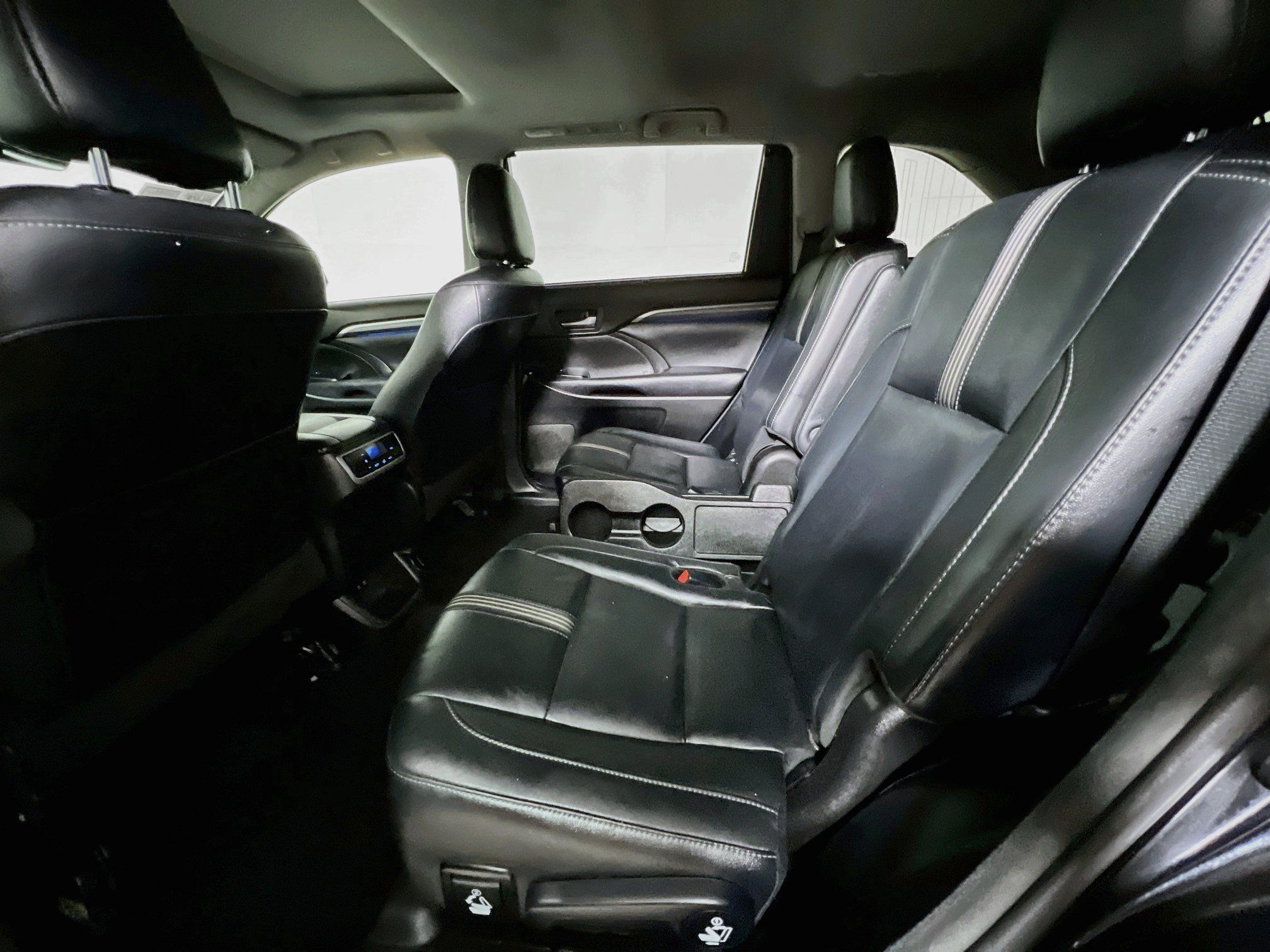 Used 2018 Toyota Highlander SE w/ Carpet Mat Package (TMS) AWD/4WD image 29
