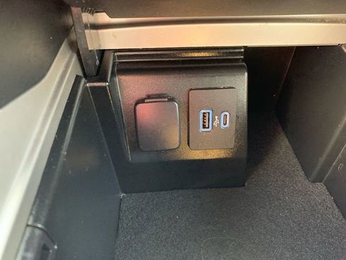 Used 2022 Ford Explorer XLT w/ Equipment Group 202A image 29