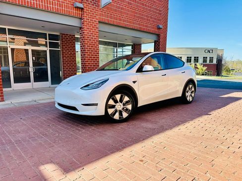 Used 2020 Tesla Model Y Long Range image 3