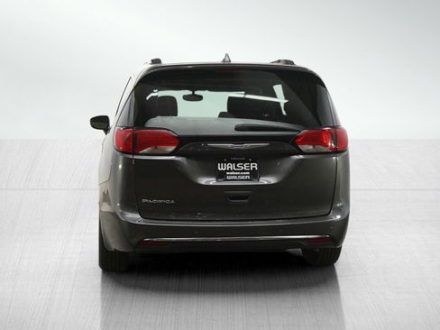 Used 2019 Chrysler Pacifica Touring-L image 4