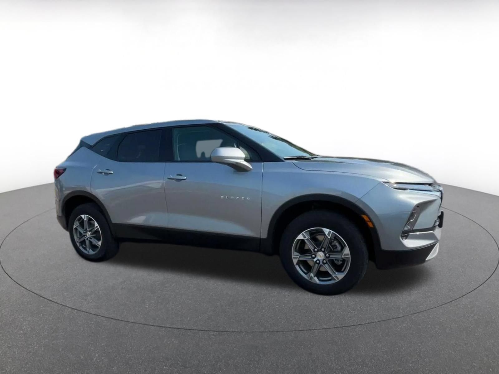 Used 2026 Chevrolet Blazer LT FWD image 2