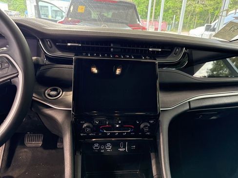 Used 2023 Jeep Grand Cherokee Limited w/ Black Appearance Package image 6