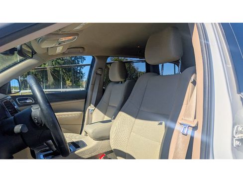 Used 2019 Jeep Grand Cherokee Laredo w/ 18" Wheel & 8.4" Radio Group image 15