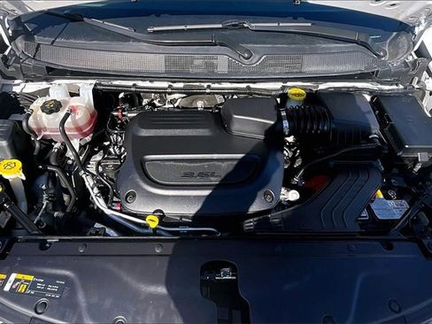 Used 2024 Chrysler Pacifica Touring-L image 9