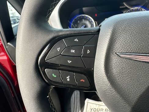 Used 2025 Chrysler Pacifica Limited image 24