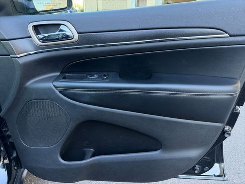 Used 2017 Jeep Grand Cherokee Limited w/ Luxury Group II image 16