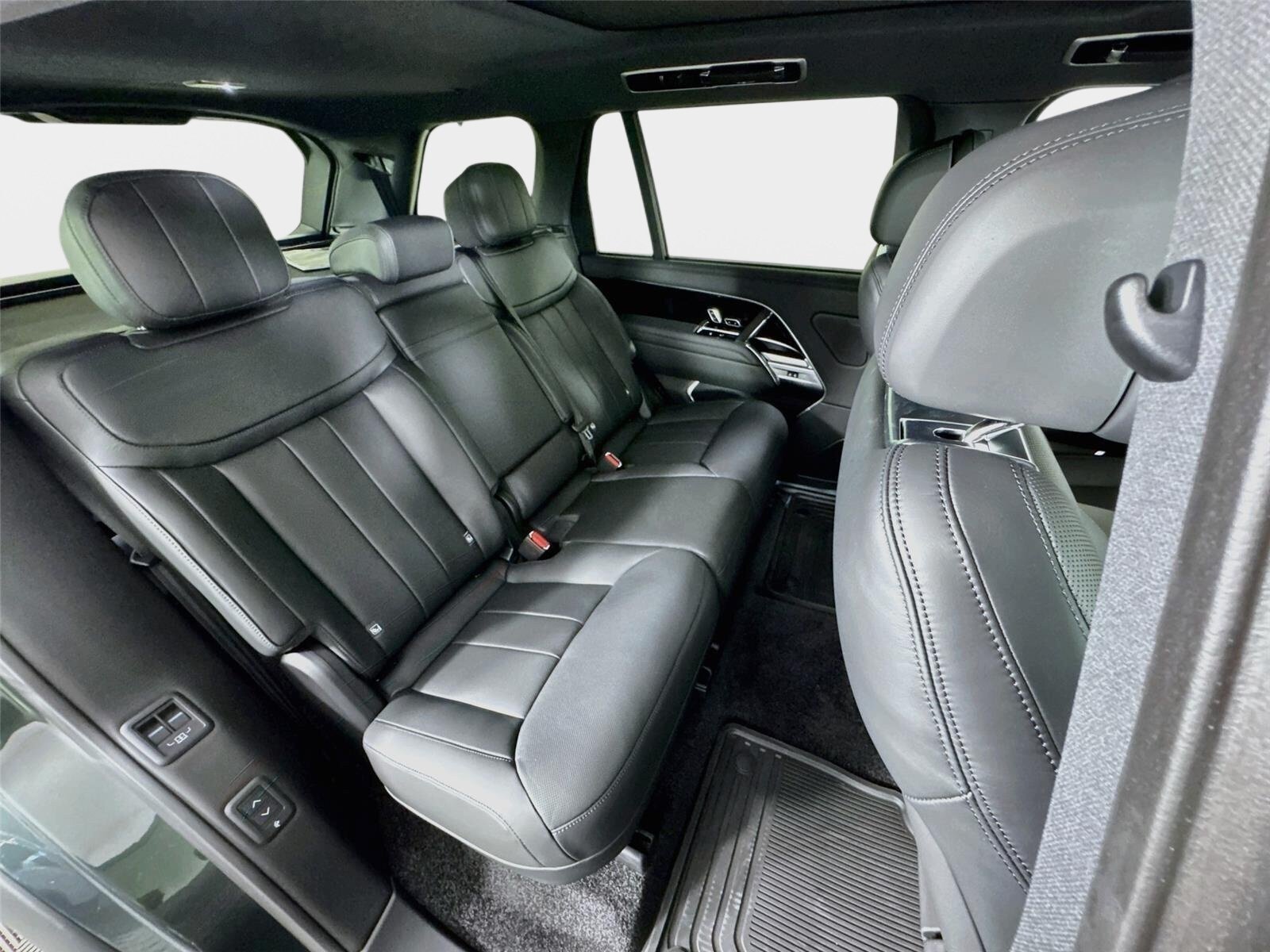 New 2026 Land Rover Range Rover Long Wheelbase SE AWD/4WD image 29