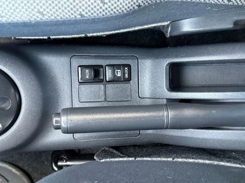 Used 2010 Toyota Yaris 4-Door Hatchback image 28