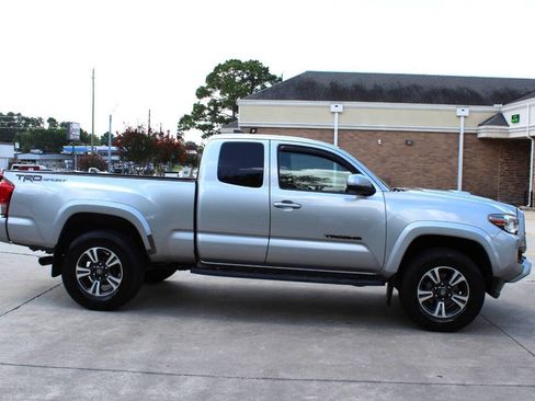 Used 2016 Toyota Tacoma TRD Sport w/ Towing Package RWD image 3