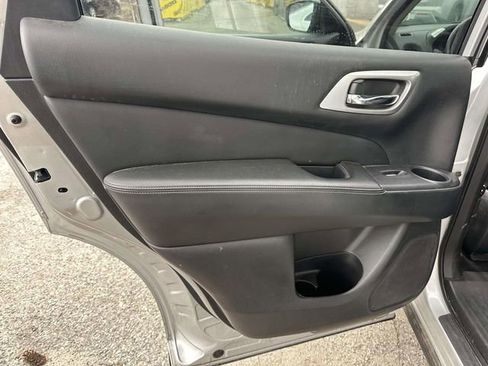 Used 2019 Nissan Pathfinder S image 16