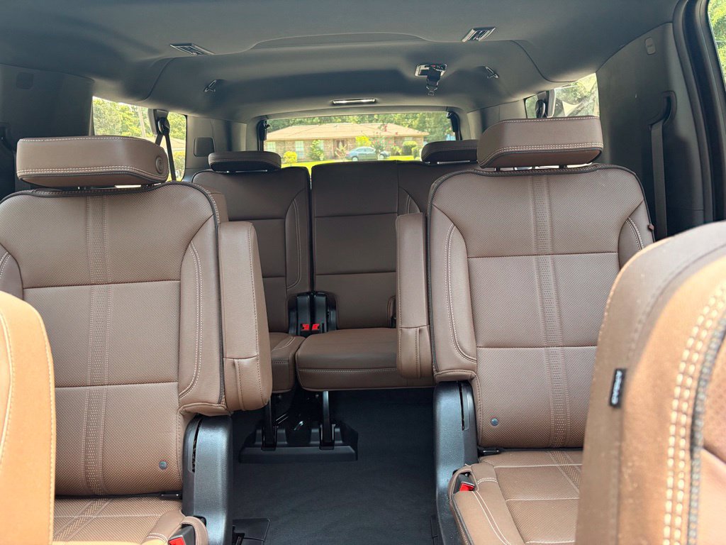 Used 2025 Chevrolet Suburban High Country AWD/4WD image 12