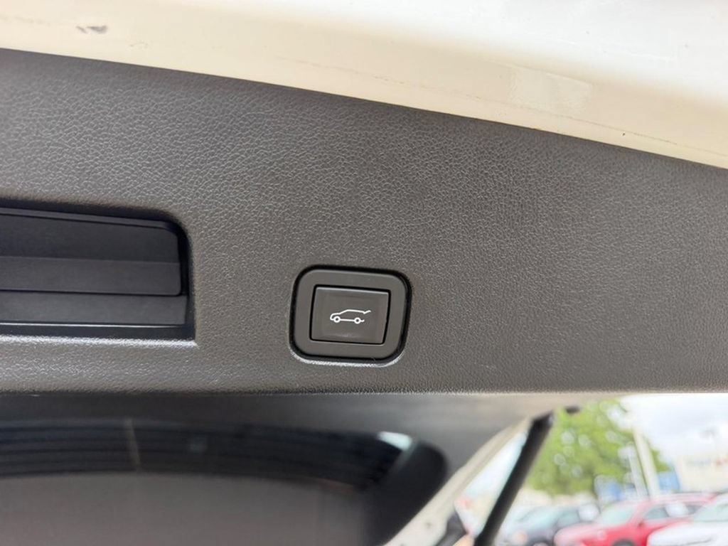 Used 2024 Chevrolet Traverse LT w/ Trailering Package AWD/4WD image 5