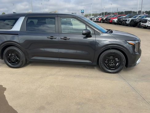 Used 2025 Kia Carnival image 9