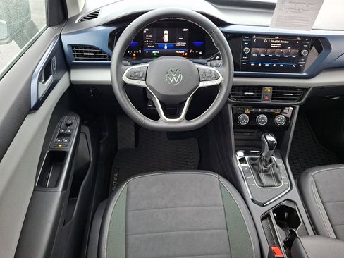 Certified 2023 Volkswagen Taos SE w/ Panoramic Sunroof Package image 11