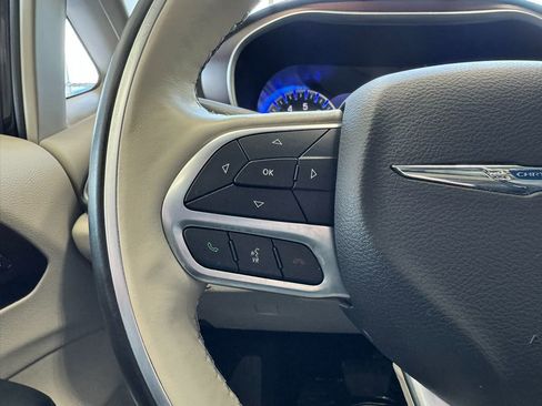 Used 2019 Chrysler Pacifica Limited image 37