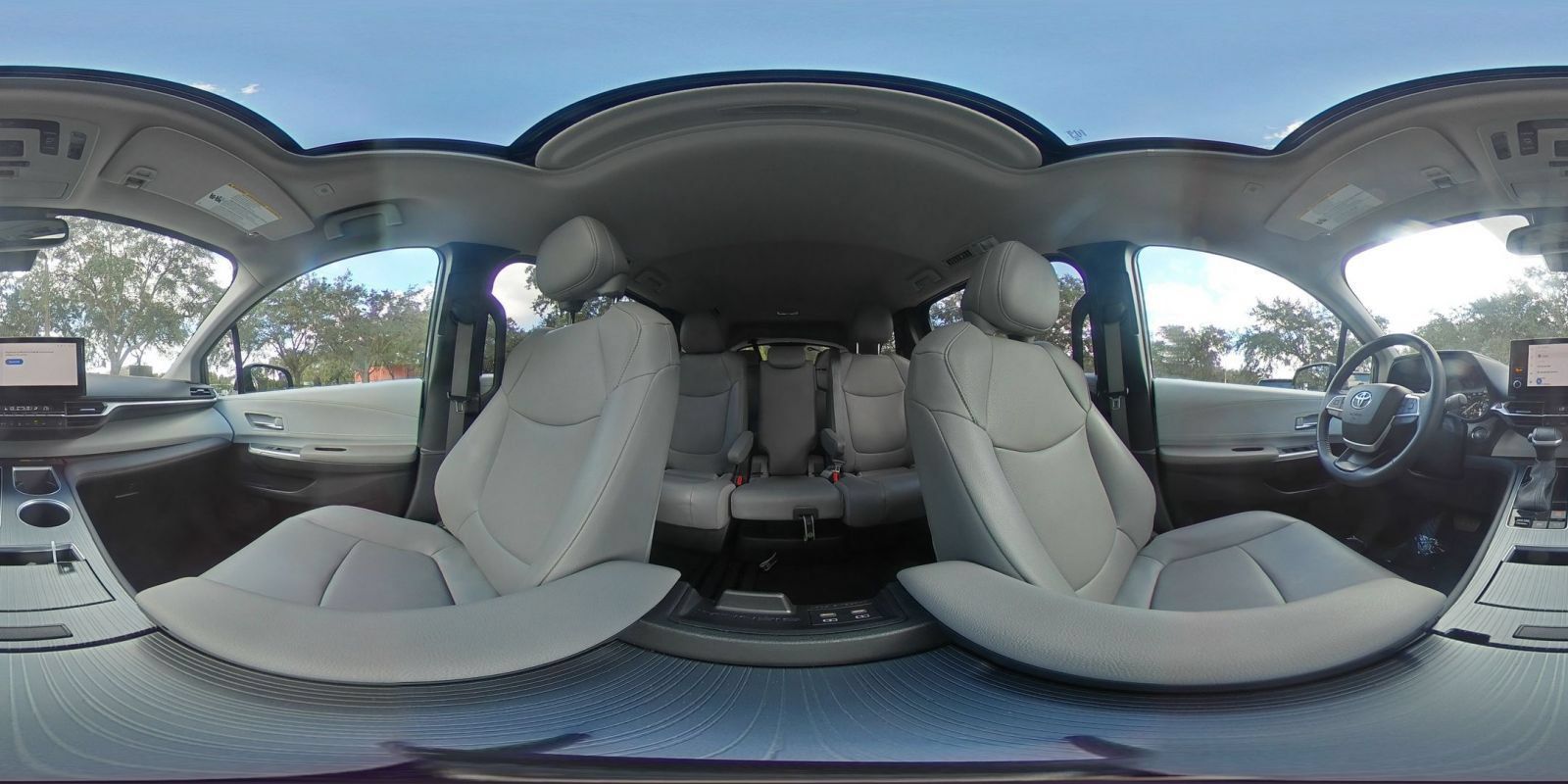 Used 2025 Toyota Sienna XLE FWD image 45